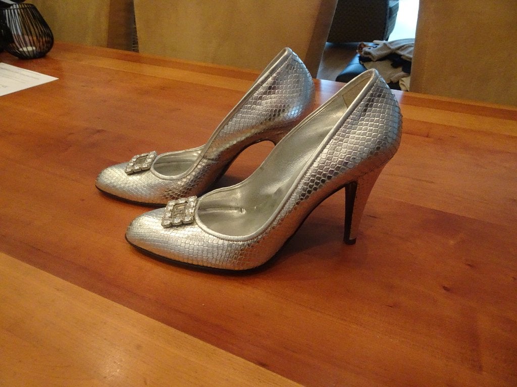 JOHN RICHMOND zilverkleurige leren pumps met embleem, Pumps, Overige kleuren, Verzenden, JOHN RICHMOND